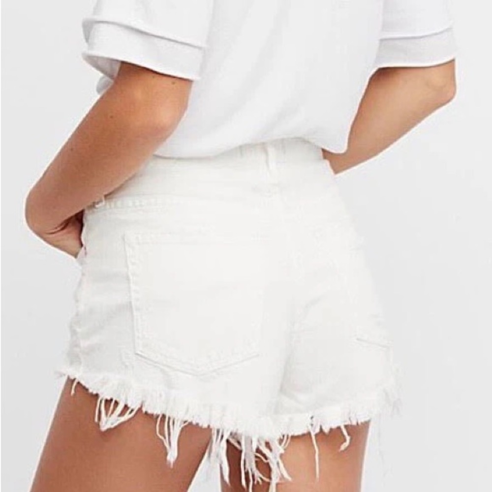 We the Free LOVING GOOD VIBRATIONS CUT OFF SHORTS IN WHITE size 25 - Picture 2 of 9